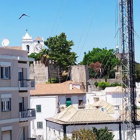 Quarto Com Varanda No Centro Em Tavira