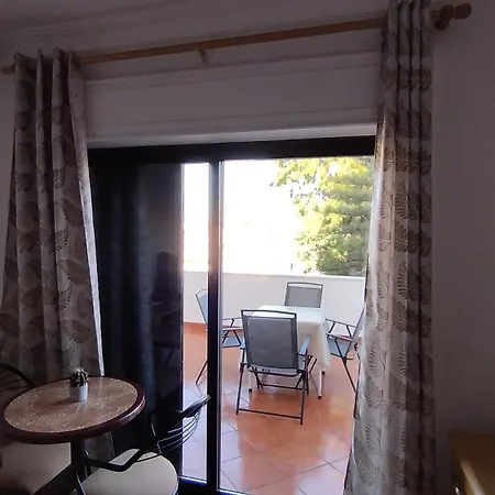 Quarto Com Varanda No Centro Em *